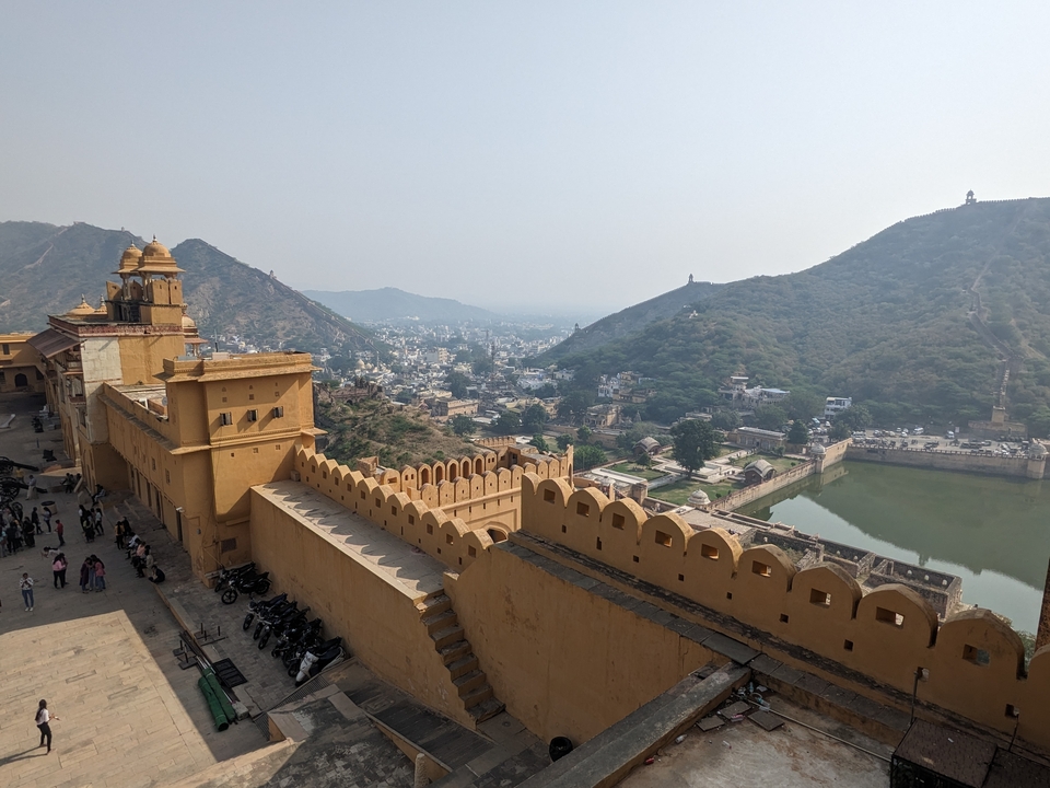 Vue panoramique depuis le Fort d'Amber surplombant la ville et les collines.