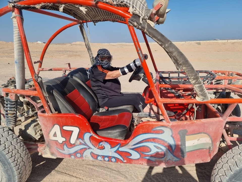 Personne dans un buggy des sables dans le désert.