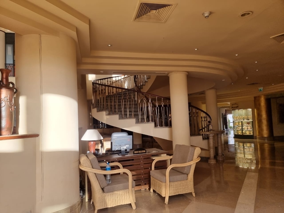 Intérieur d'un bâtiment avec un escalier en colimaçon.