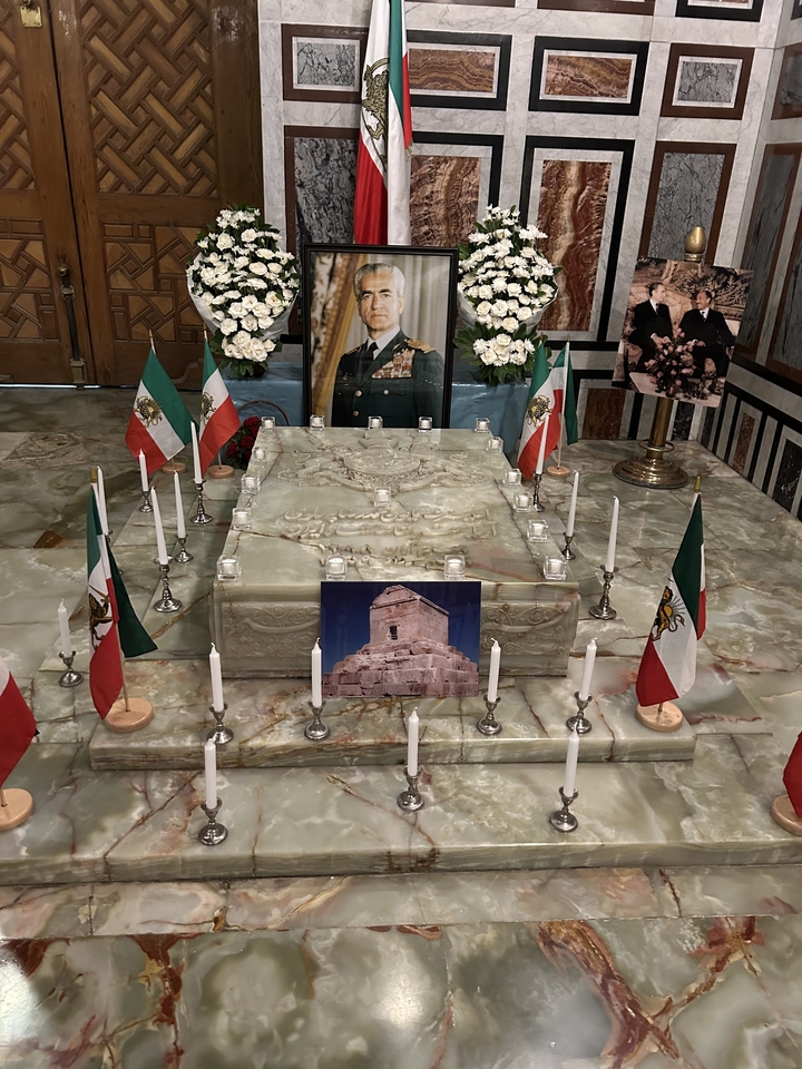 Sanctuaire intérieur avec bougies et drapeaux.