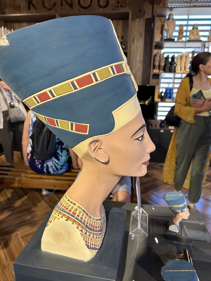 Buste d'une figure de l'Égypte antique dans un musée.