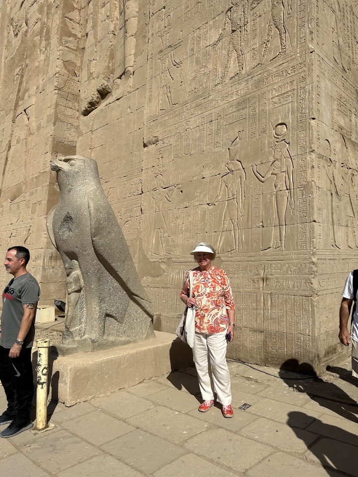 Touriste posant dans un ancien temple égyptien.