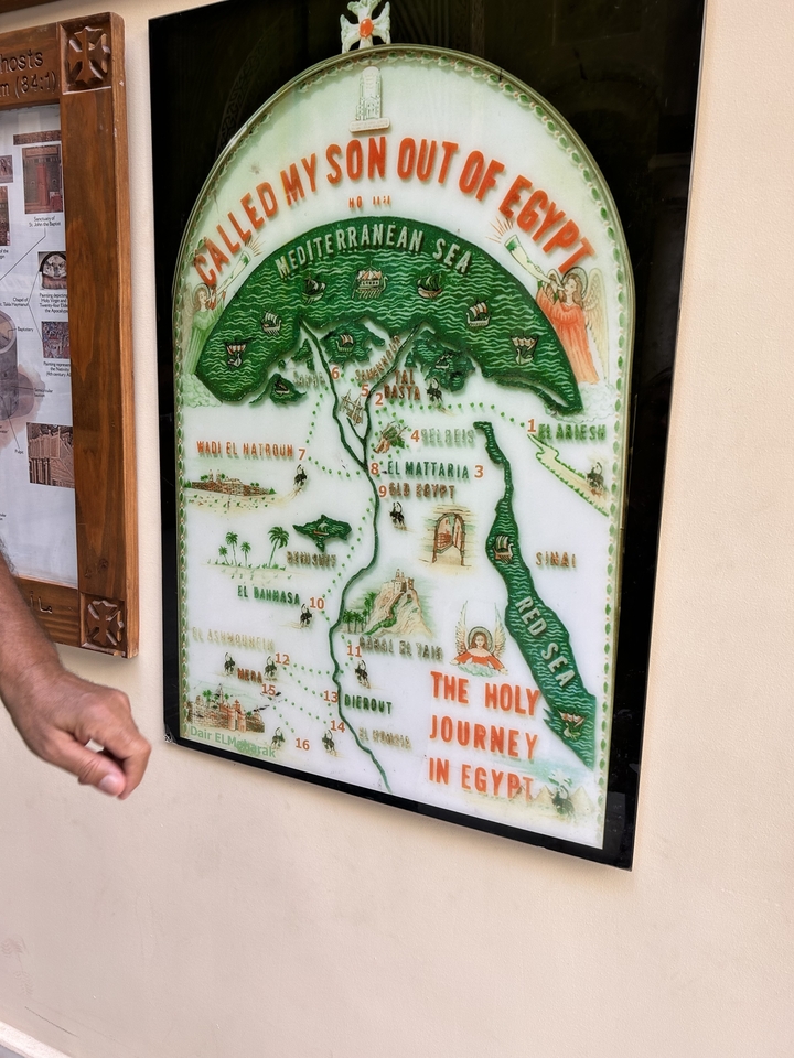 Main pointant vers une carte de l'Égypte.