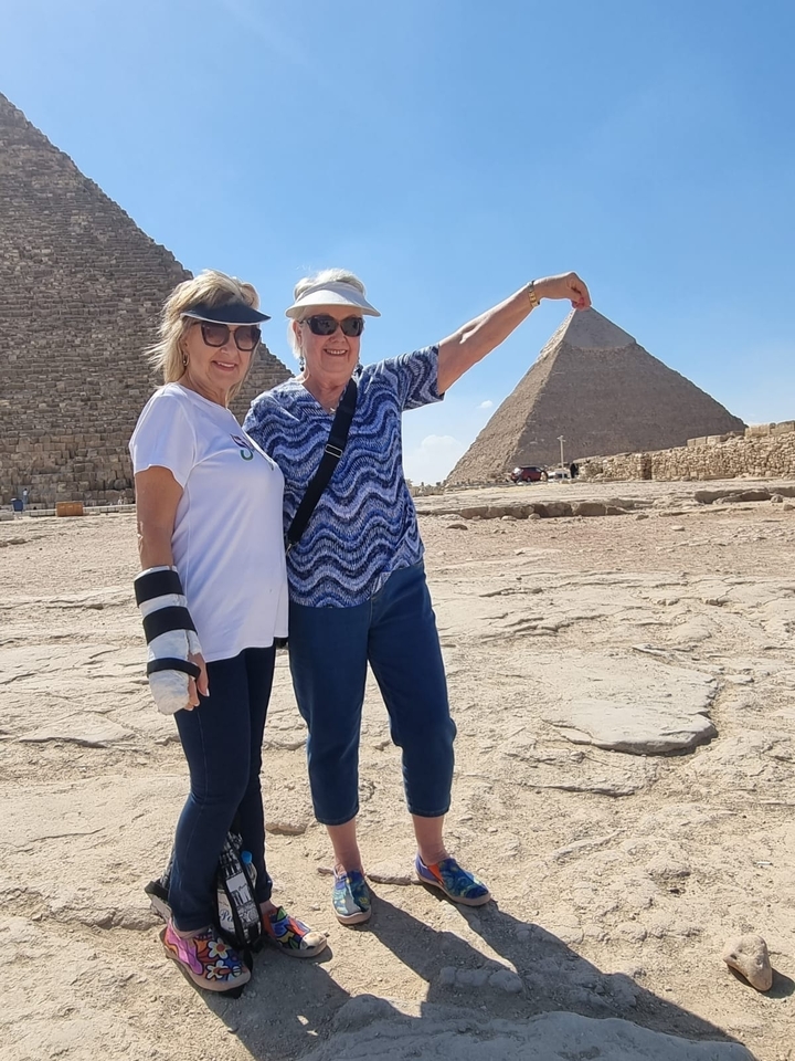 Deux femmes posent devant les pyramides.