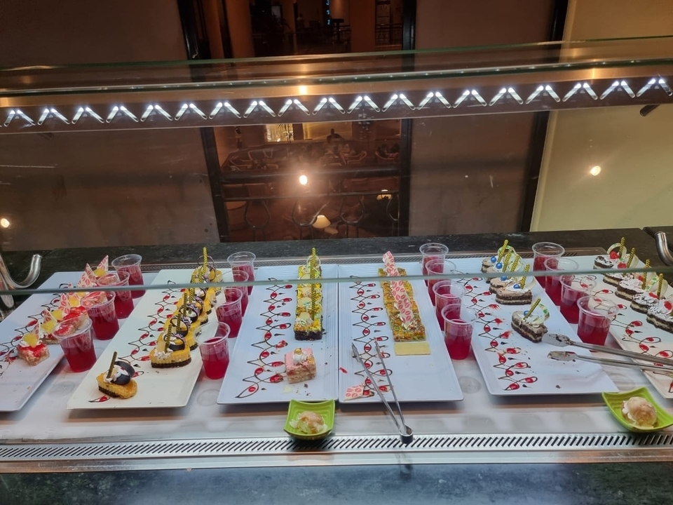 Personne tenant un parapluie à l'intérieur d'un véhicule.