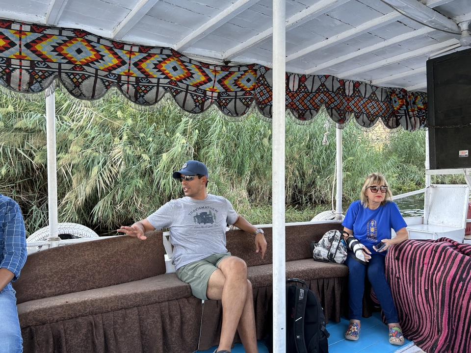 Des gens se détendent sur un bateau à l'intérieur coloré.