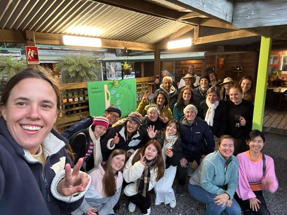 Grande groupe à l'intérieur de ce qui semble être un abri.