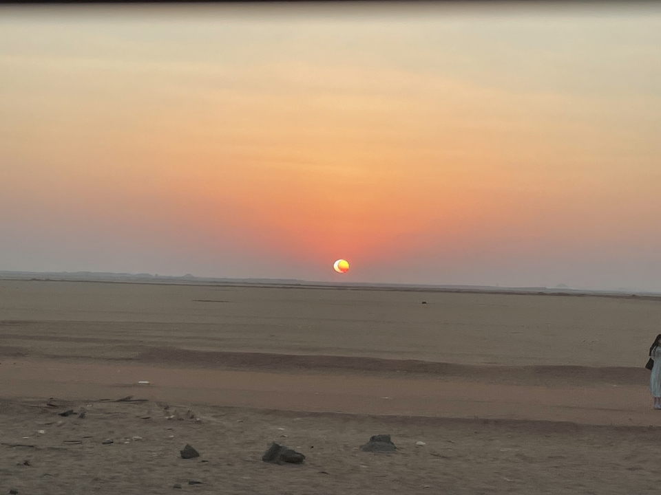 Coucher de soleil sur un paysage désertique.