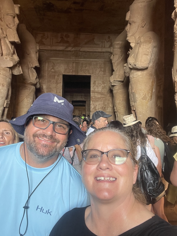 Touristes à l'intérieur d'un temple égyptien antique.