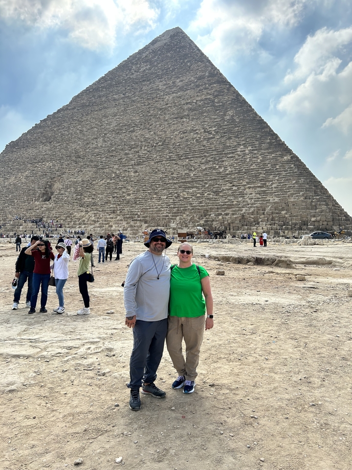 Couple posant près de la Grande Pyramide.