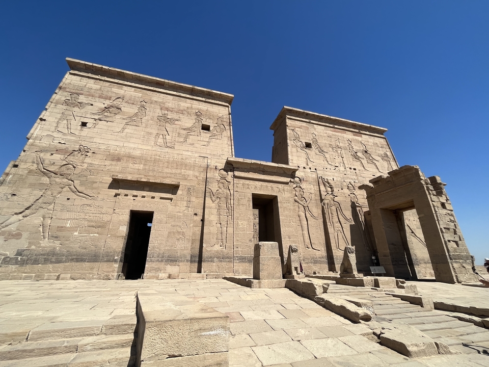 Façade d'un temple égyptien antique avec des sculptures.