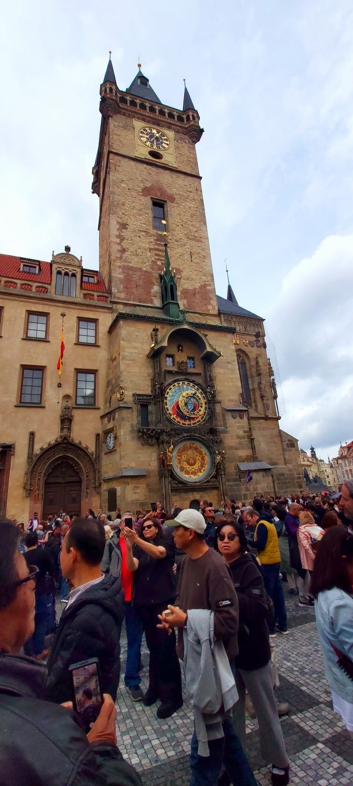 Horloge astronomique sur un ancien bâtiment d'hôtel de ville.