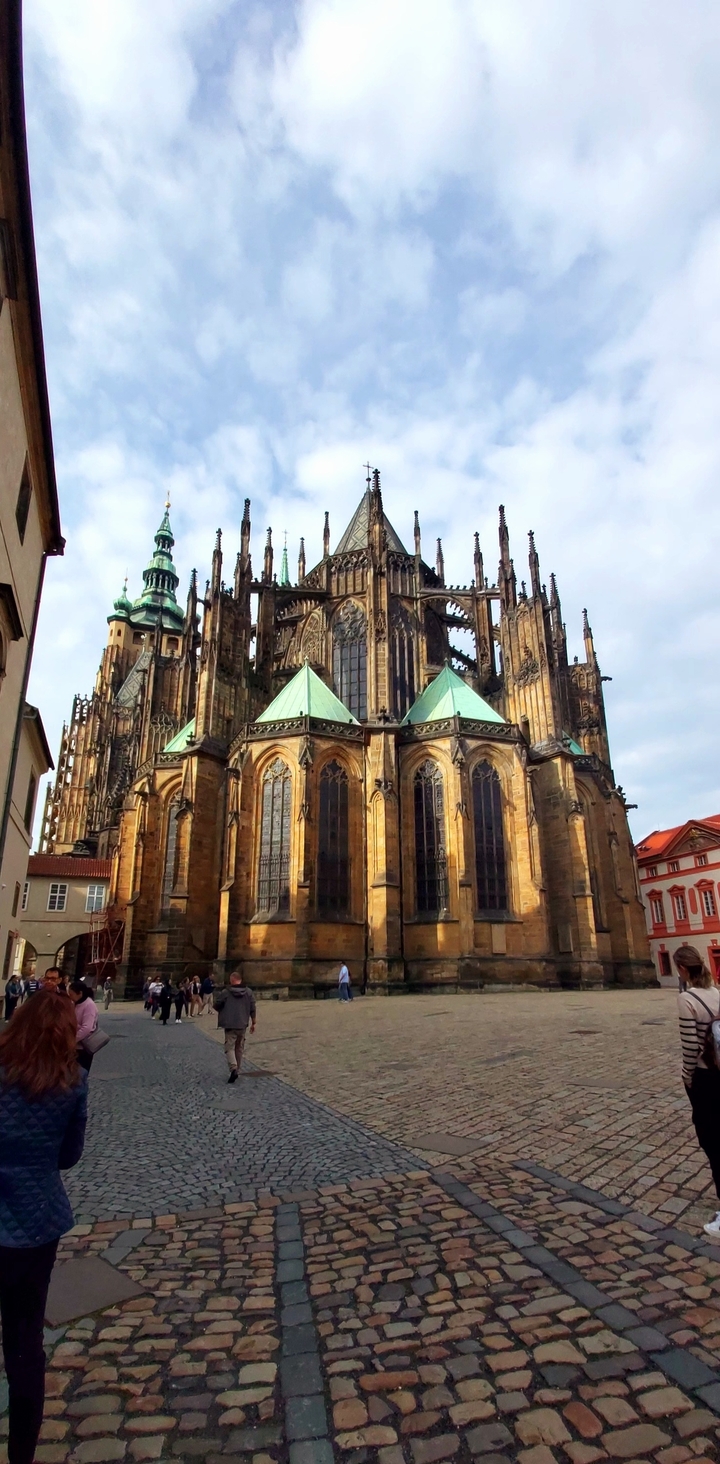 La cathédrale Saint-Guy avec ses hautes flèches gothiques.