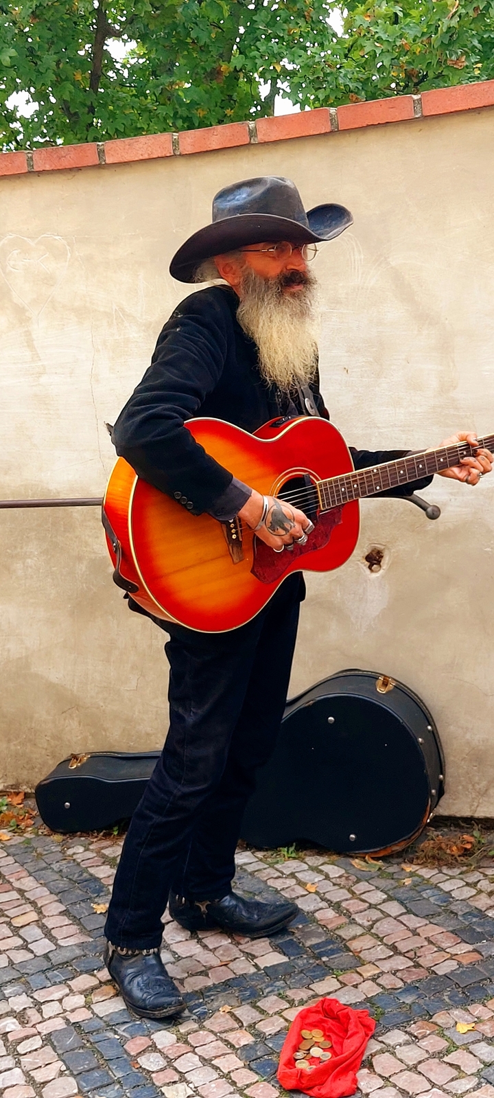 Plan rapproché d'une personne jouant de la guitare.