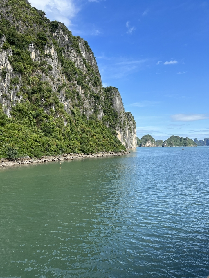 Falaises rocheuses et eau bleue claire dans une baie pittoresque.