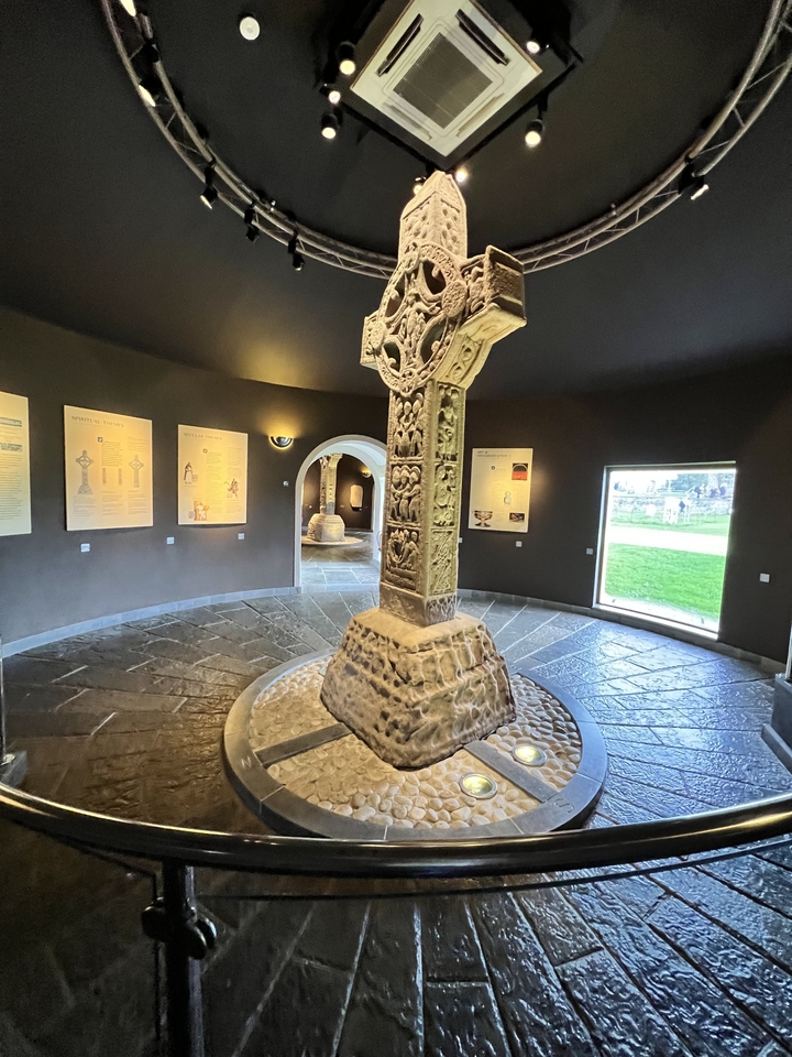 Centre d'interprétation moderne avec des expositions sur les croix de pierre anciennes.