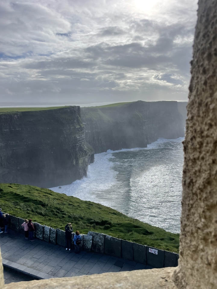 Les Falaises de Moher avec les vagues qui se brisent contre elles.