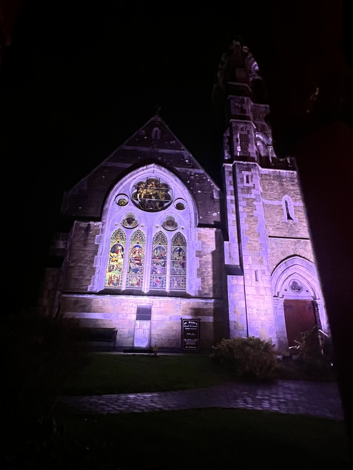 Une façade d'église illuminée la nuit.