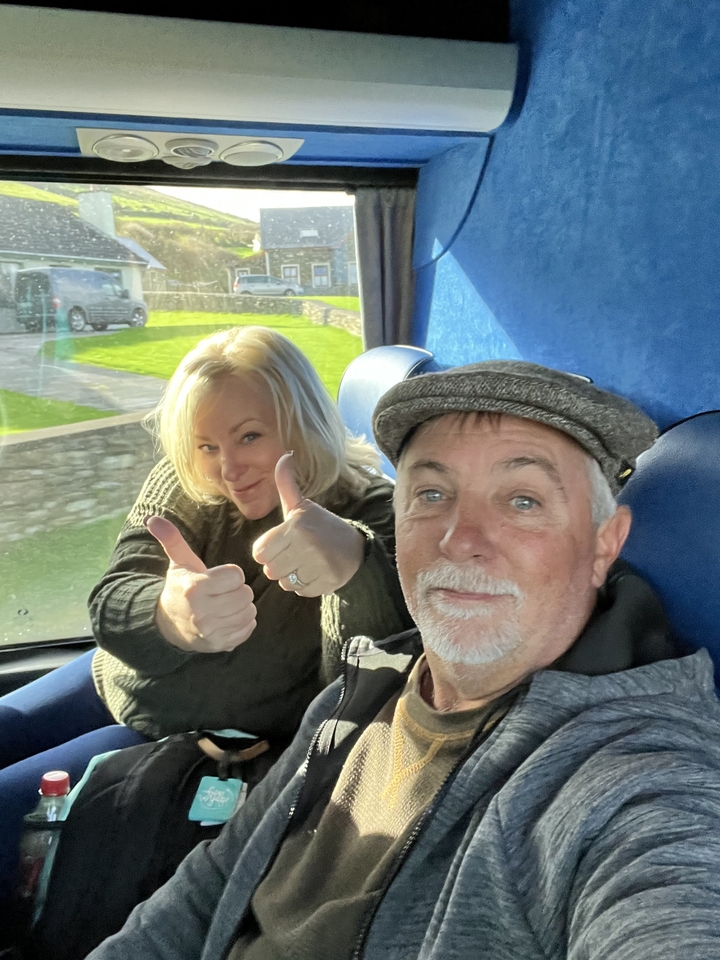 Un couple qui fait un pouce en l'air dans un bus.