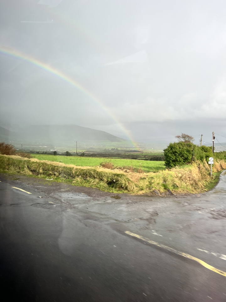 Un arc-en-ciel au-dessus d'un paysage de campagne verdoyant.