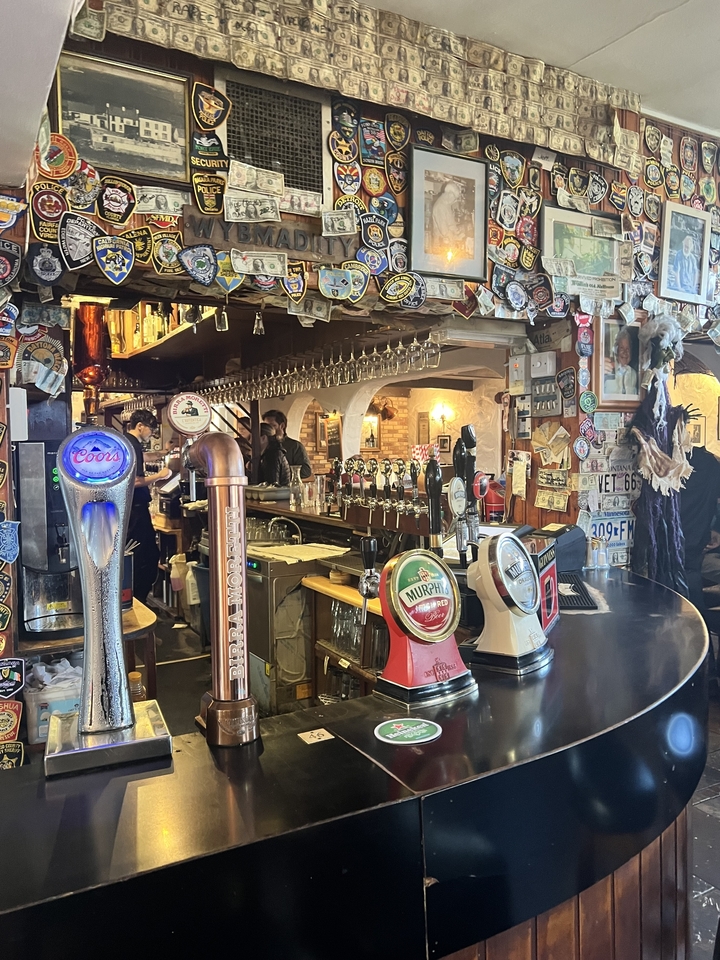 Un intérieur de bar animé avec diverses boissons à la pression.