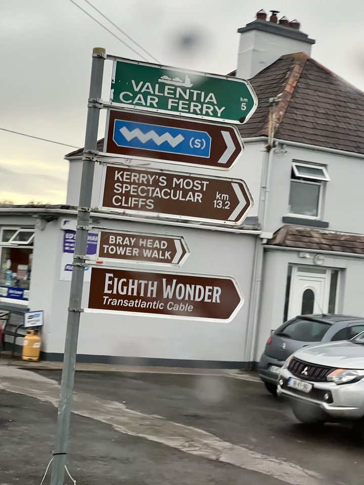 Panneaux directionnels indiquant les sites touristiques.