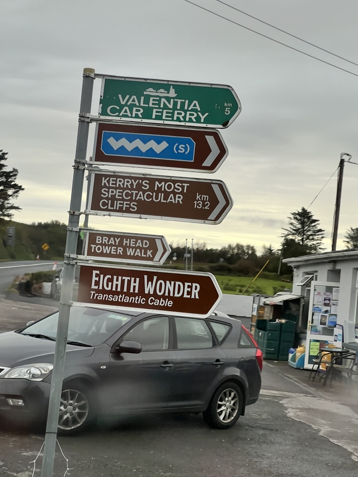 Panneaux directionnels indiquant les sites touristiques.