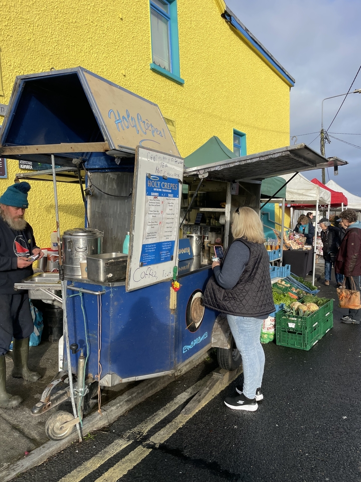Des gens dans un marché de cuisine de rue échangeant des articles.