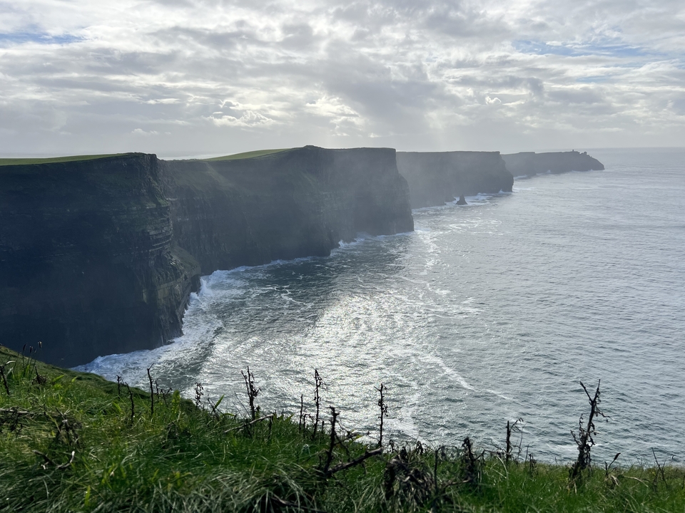 Coucher de soleil derrière les statues Moaï sur l'île de Pâques.