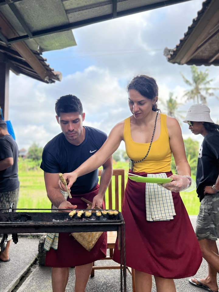 Personnes participant à un cours de cuisine en plein air.