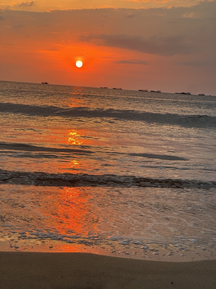 Coucher de soleil sur l'océan avec des reflets dans l'eau.