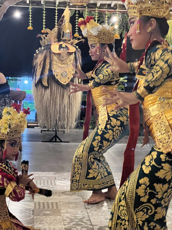 Danseurs traditionnels se produisant en tenues colorées.