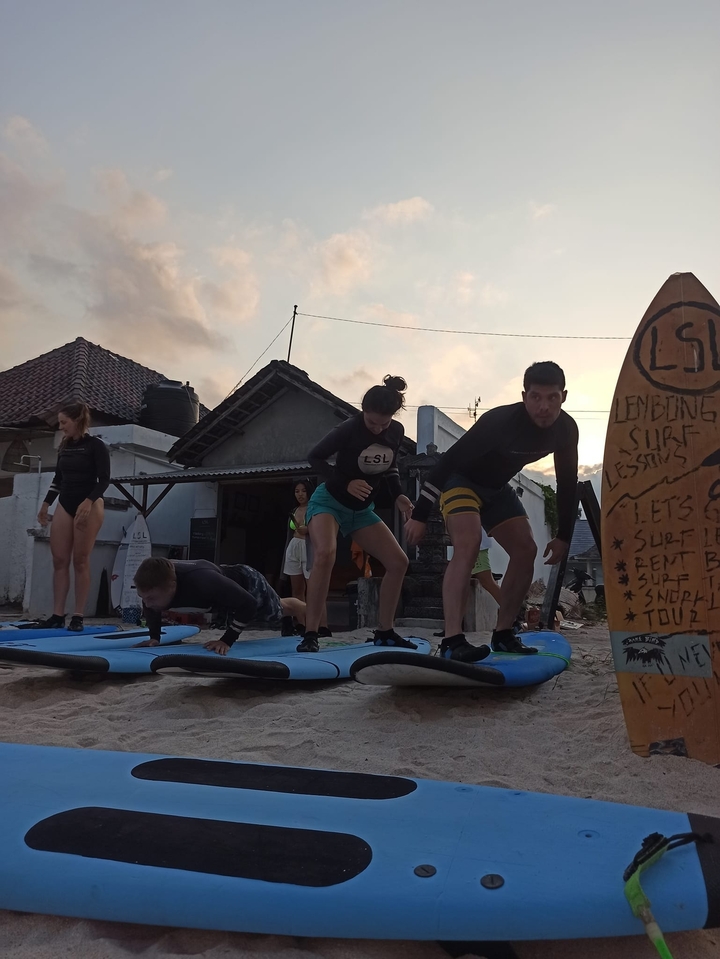 Cours de surf avec des personnes qui s'entraînent sur terre.