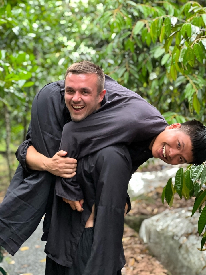 Deux personnes qui rient et profitent d'une activité en plein air.