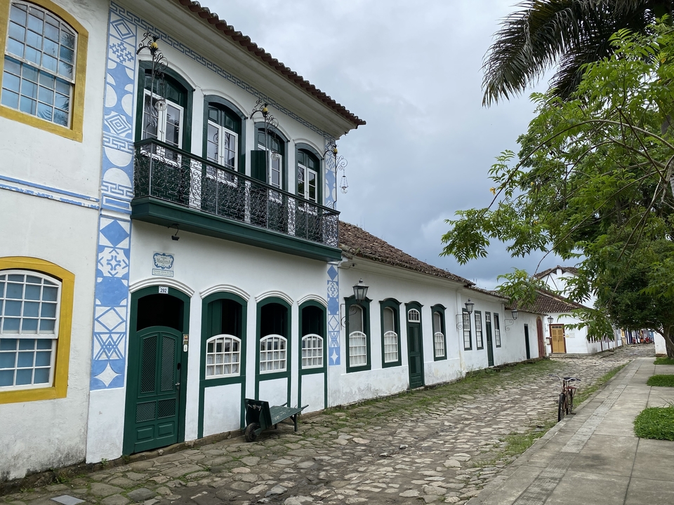 Architecture coloniale colorée dans une rue pittoresque.