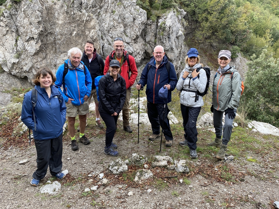 Groupe de randonneurs posant sur un sentier rocheux.