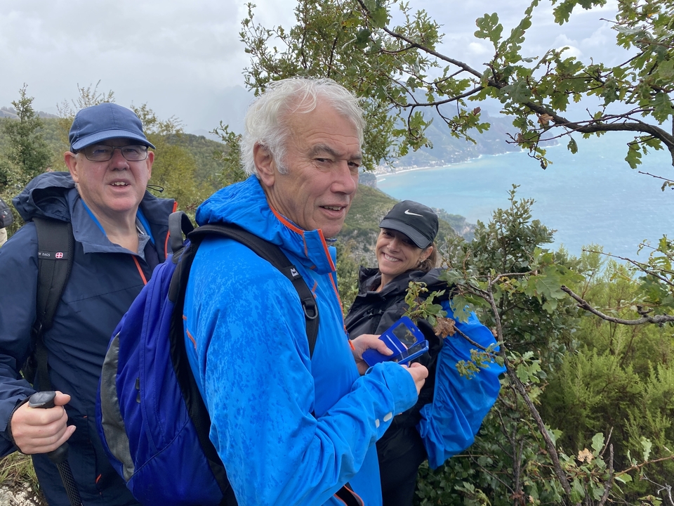 Randonneurs avec en toile de fond une vue panoramique sur l'océan.