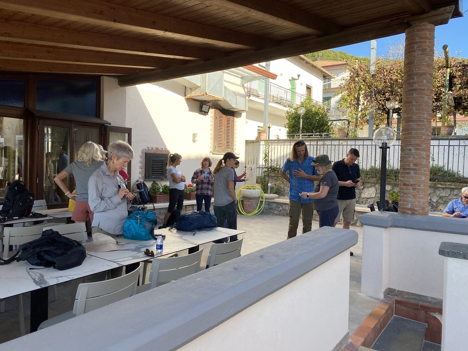 Groupe de personnes debout à l'extérieur d'un quartier résidentiel.