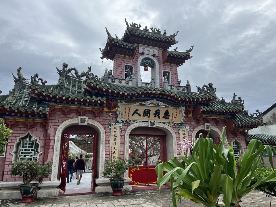 Portail asiatique orné aux couleurs vives et aux motifs éclatants.