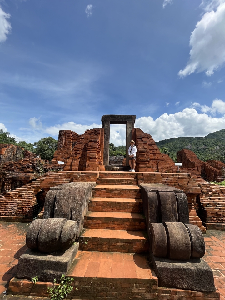 Personne explorant d'anciennes ruines de briques.