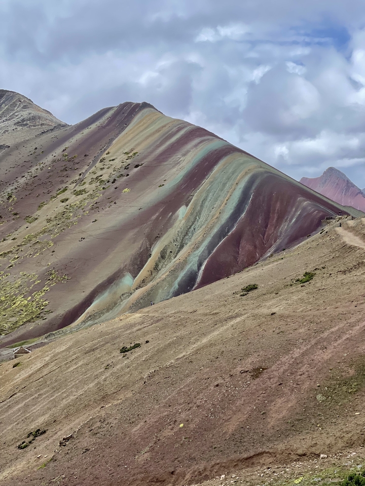 Pente de montagne aux couleurs vives connue sous le nom de Montagne Arc-en-ciel.