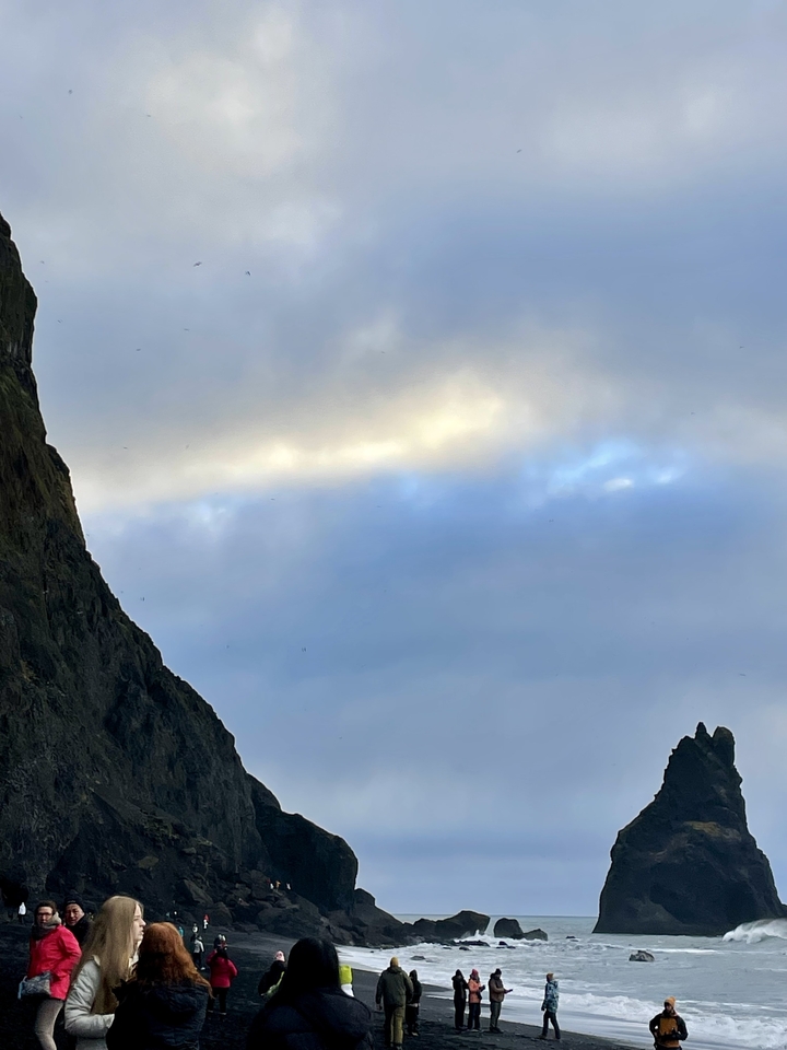 Un ciel partiellement nuageux avec la silhouette d'une montagne.