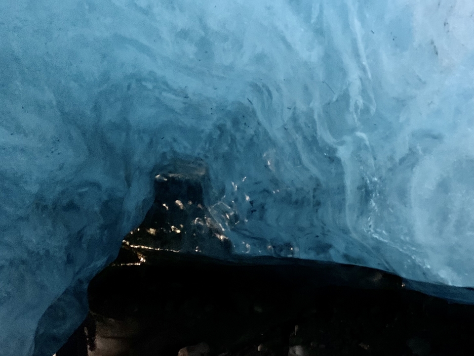 Grotte de glace aux formations intéressantes et aux teintes bleues.
