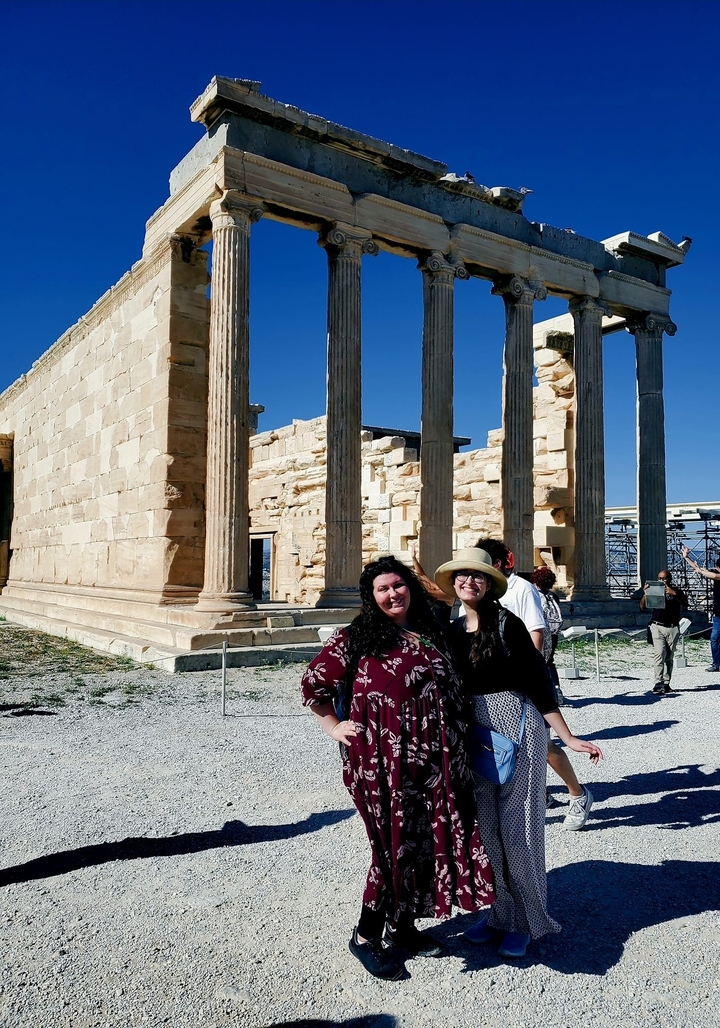 Deux personnes posant devant des ruines grecques antiques.