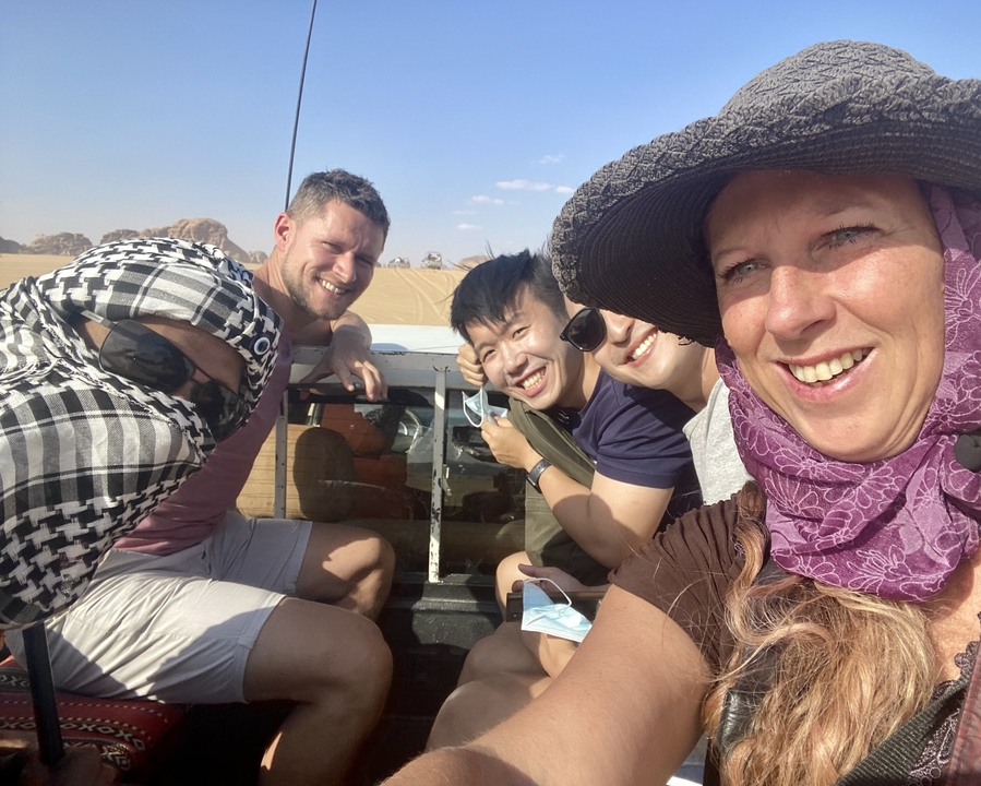 Groupe de personnes profitant d'un tour en jeep dans le désert.