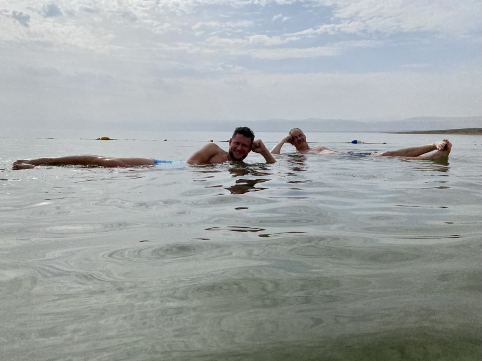 Deux personnes flottant sans effort dans la mer Morte.