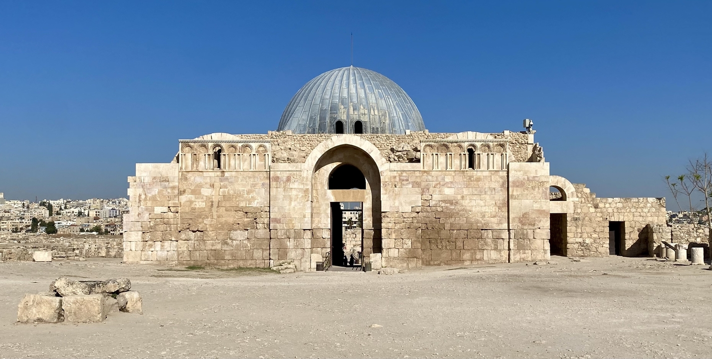 Ancien bâtiment avec un grand dôme central.