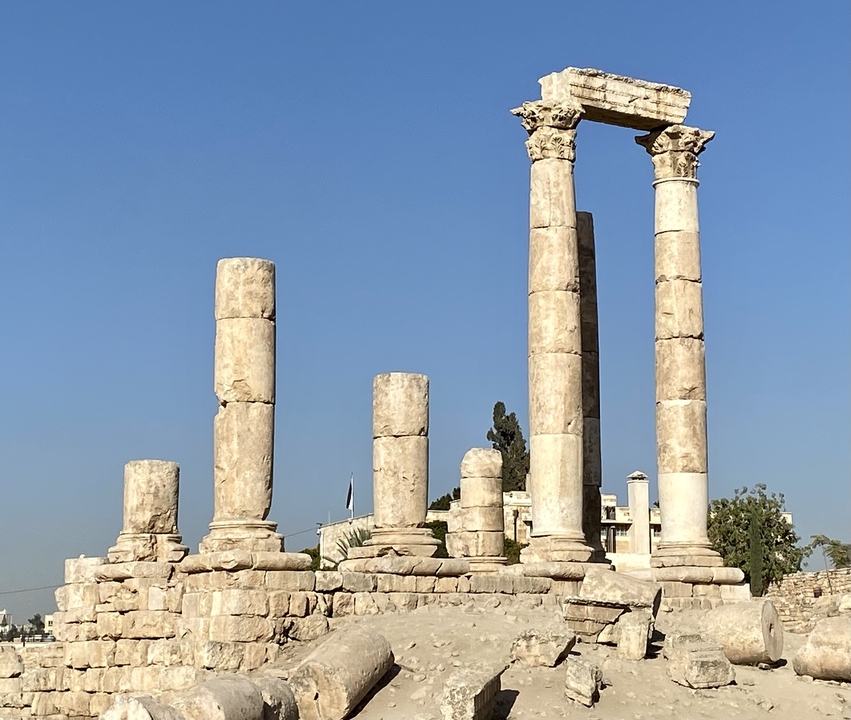 Colonnes romaines antiques avec un ciel bleu clair.