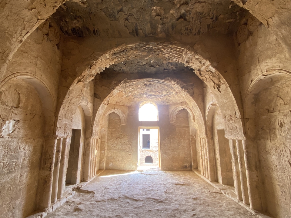 Intérieur d'un ancien bâtiment en pierre.