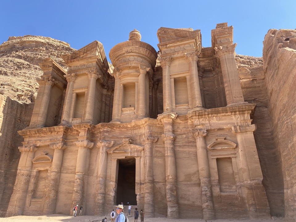 Le Monastère de Pétra, une architecture taillée dans la roche.